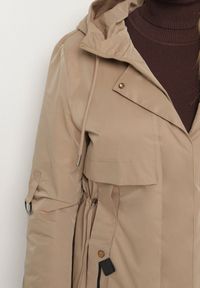 Born2be - Beżowa Kurtka Typu Parka z Kapturem i Podpinanymi Rękawami Falunea. Okazja: na co dzień, na spacer. Typ kołnierza: kaptur. Kolekcja: plus size. Kolor: brązowy. Materiał: jeans. Styl: klasyczny, sportowy, casual, elegancki #3