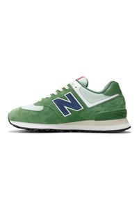 Buty New Balance M U574HGB zielone. Okazja: na co dzień. Kolor: zielony. Materiał: guma, zamsz, skóra, materiał, syntetyk, dresówka. Szerokość cholewki: normalna. Model: New Balance 574