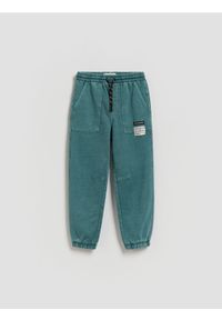 Reserved - Joggery z efektem sprania - morski. Kolor: morski. Materiał: dzianina, bawełna #1