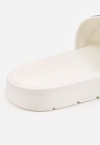 Born2be - Białe Klapki Basenowe z Piankowego Materiału Throneosis. Okazja: do domu, na co dzień. Kolor: biały. Materiał: materiał. Sezon: lato. Styl: sportowy, wakacyjny, casual #2