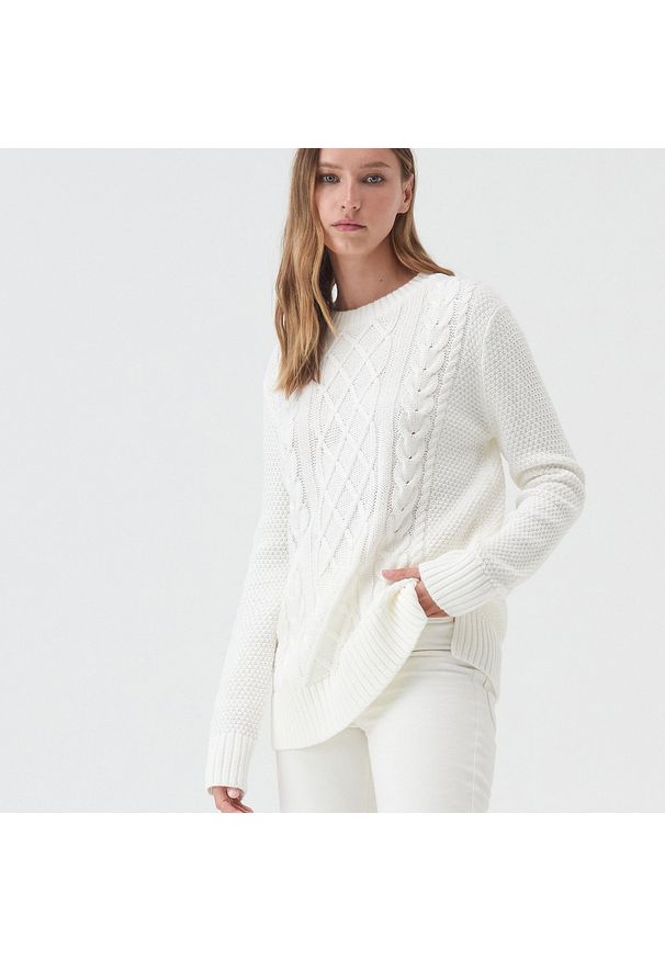 Sinsay - Sweter z warkoczowym splotem - Kremowy. Kolor: kremowy. Materiał: ze splotem