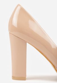 Renee - Ciemnobeżowe Czółenka Vices na Obcasie z Wkładką ze Skóry Naturalnej Ravandira. Kolor: beżowy. Materiał: skóra. Obcas: na obcasie. Wysokość obcasa: średni #3