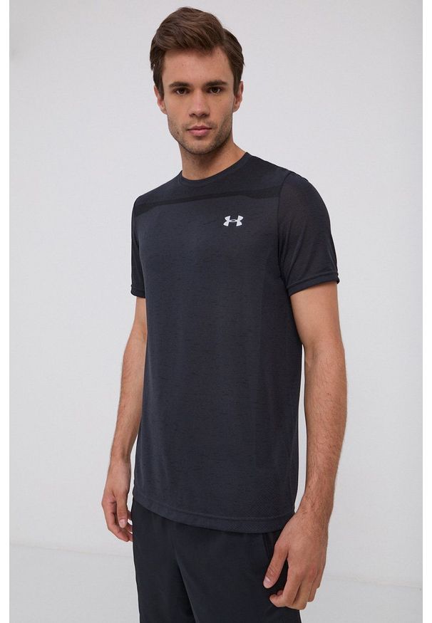 Under Armour - T-shirt. Kolor: czarny. Materiał: dzianina. Wzór: nadruk