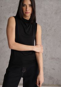 Renee - Czarna Bluzka Top Bez Rękawów ze Stójką Nedire. Typ kołnierza: kołnierzyk stójkowy. Kolor: czarny. Materiał: poliester, elastan, materiał, jeans. Długość rękawa: bez rękawów. Styl: elegancki #2