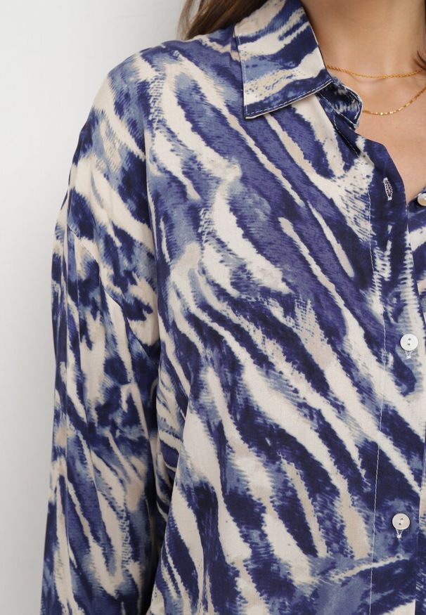 Born2be - Beżowo-Granatowa Wiskozowa Koszula Oversize z Długim Rękawem i Nadrukiem z Paskami Biwina. Okazja: na co dzień. Kolor: beżowy. Materiał: wiskoza. Długość rękawa: długi rękaw. Długość: długie. Wzór: nadruk. Styl: wizytowy, casual