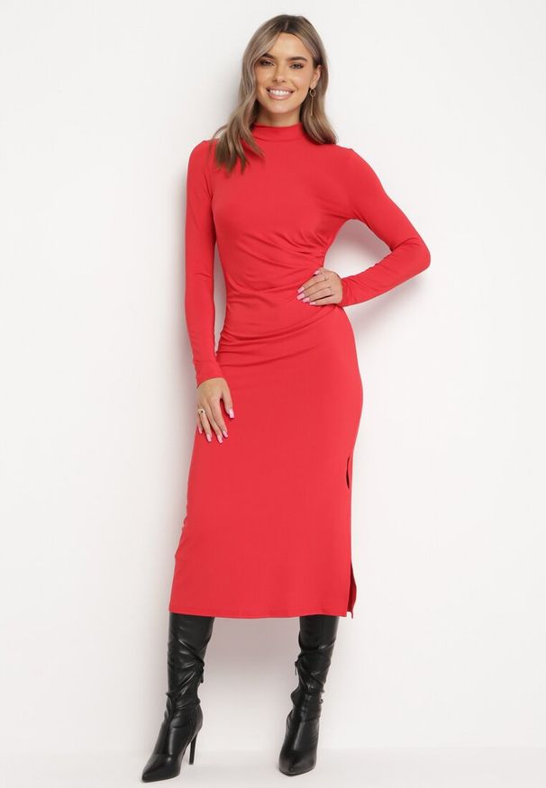 Born2be - Czerwona Taliowana Sukienka Midi z Półgolfem i Marszczeniem Abigiana. Kolor: czerwony. Długość rękawa: długi rękaw. Styl: elegancki. Długość: midi