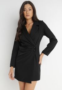 Born2be - Czarna Sukienka Ionitheme. Okazja: do pracy, na spotkanie biznesowe. Typ kołnierza: dekolt w serek. Kolor: czarny. Styl: klasyczny, elegancki, biznesowy #1