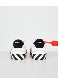 OFF-WHITE - Białe sneakersy ze strzałami. Okazja: na co dzień. Kolor: czarny. Materiał: guma, zamsz. Wzór: aplikacja #5
