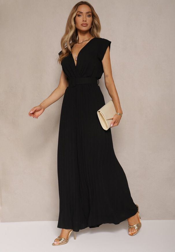 Renee - Czarny Kopertowy Kombinezon Wide Leg Zdobiony Plisami i Paskiem z Klamrą Salirella. Okazja: na co dzień. Kolor: czarny. Wzór: aplikacja. Styl: elegancki, casual