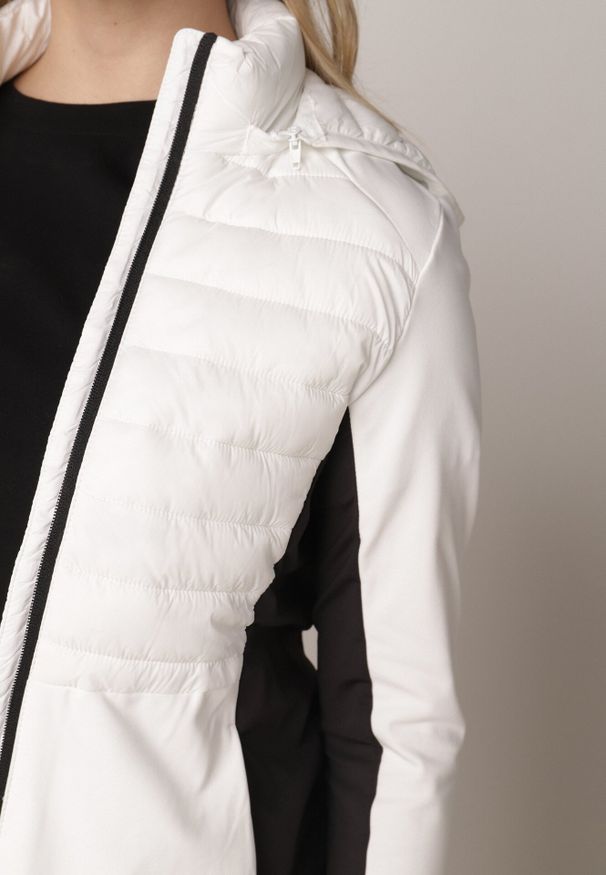 Born2be - Biała Pikowana Kurtka Przejściowa z Kapturem i Elastycznymi Rękawami Nikitha. Okazja: na co dzień. Typ kołnierza: kaptur. Kolor: biały. Materiał: jeans, nylon. Styl: casual, elegancki, sportowy, klasyczny