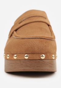 Born2be - Jasnobrązowe Klapki Drewniaki w Stylu Mokasynów z Nitami Hanaria. Okazja: na co dzień. Kolor: brązowy. Materiał: jeans, koronka. Wzór: aplikacja. Styl: casual, elegancki #8