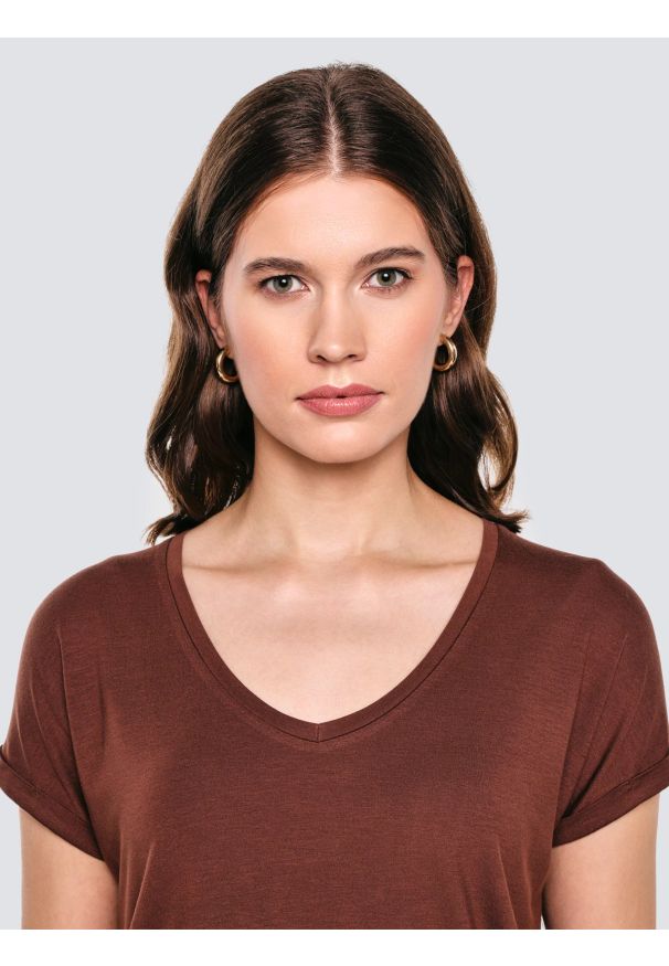 Big-Star - Koszulka damska o luźnym kroju brązowa Valeria 804. Typ kołnierza: dekolt w serek. Kolor: brązowy. Materiał: wiskoza, dzianina, jeans, skóra. Długość rękawa: krótki rękaw. Długość: krótkie. Styl: klasyczny