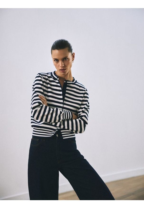 Reserved - Kardigan w paski - granatowy. Kolor: niebieski. Materiał: dzianina, bawełna. Wzór: paski. Styl: klasyczny