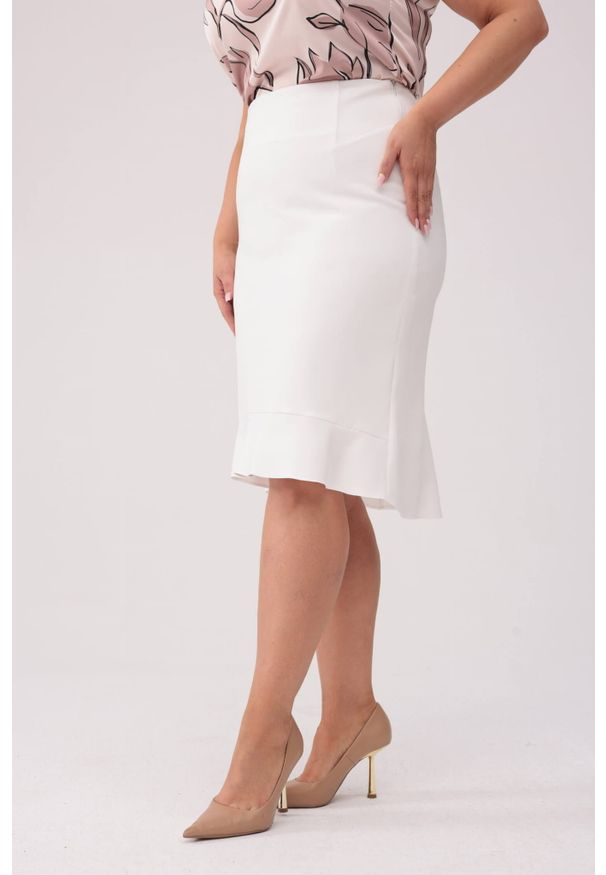 Moda Size Plus Iwanek - Elegancka ołówkowa spódnica Amelia w kolorze ecru PLUS SIZE XXL OVERSIZE WIOSNA. Kolekcja: plus size. Materiał: materiał, elastan, tkanina, poliester. Długość: krótkie. Sezon: wiosna. Styl: elegancki