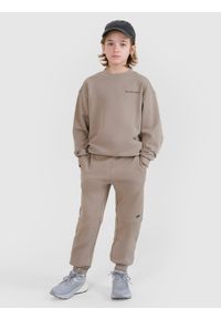 4f - 4F Bluza dresowa nierozpinana bez kaptura chłopięca - beżowa 140 (9-10 lat). Okazja: na co dzień. Typ kołnierza: bez kaptura. Kolor: beżowy. Materiał: dresówka. Wzór: gładki, ze splotem, napisy. Sezon: lato. Styl: klasyczny, sportowy, casual