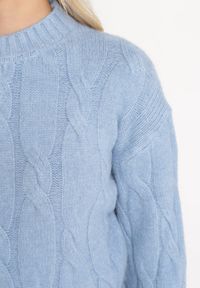 Born2be - Niebieski Sweter w Warkoczykowy Splot Biggesa. Kolor: niebieski. Długość rękawa: długi rękaw. Długość: długie. Wzór: ze splotem. Styl: klasyczny #3