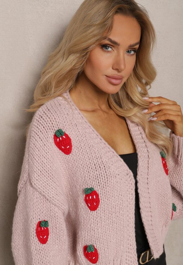 Renee - Różowy Krótki Kardigan Bez Zapięć Zdobiony Aplikacjami z Truskawkami Invalina. Kolor: różowy. Długość rękawa: długi rękaw. Długość: krótkie. Wzór: aplikacja. Styl: klasyczny