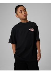 4f - 4F T-shirt loose z nadrukiem chłopięcy - czarny 146 (10-11 lat). Okazja: na co dzień, na uczelnię. Kolor: czarny. Materiał: dzianina, materiał, dresówka, bawełna, skóra. Wzór: nadruk. Sezon: lato. Styl: casual #1