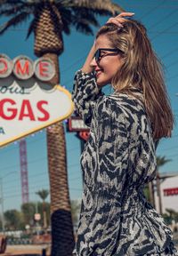 Born2be - Szara Sukienka Mini z Gumką w Talii i Falbankami na Dole Florolin. Typ kołnierza: kołnierz z falbankami. Kolor: szary. Wzór: motyw zwierzęcy, aplikacja, paski. Typ sukienki: rozkloszowane. Długość: mini #4