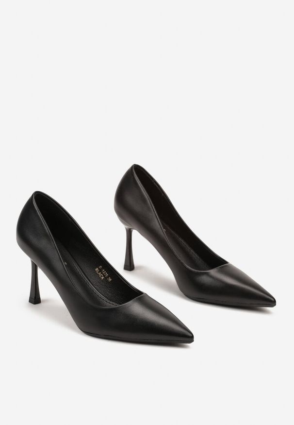 Born2be - Czarne Eleganckie Czółenka na Szpilce w Klasycznym Stylu Nevlisse. Okazja: na co dzień, do pracy. Kolor: czarny. Obcas: na szpilce. Styl: elegancki, klasyczny. Wysokość obcasa: średni