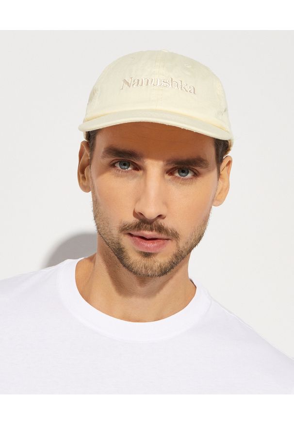 NANUSHKA - Beżowa czapka z logo. Kolor: beżowy. Materiał: bawełna. Wzór: haft