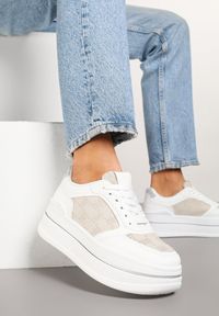 Renee - Białe Sneakersy Streetwearowe na Platformie Ninelis. Okazja: na co dzień. Nosek buta: okrągły. Kolor: biały. Materiał: jeans. Wzór: aplikacja. Obcas: na platformie