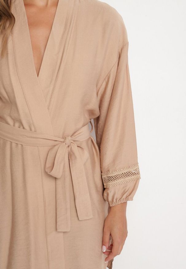Born2be - Beżowa Wiskozowa Sukienka Kimono z Kieszeniami i Ozdobnymi Ażurowymi Wstawkami Salanora. Okazja: do domu. Typ kołnierza: dekolt w serek. Kolor: beżowy. Materiał: wiskoza. Długość rękawa: długi rękaw. Wzór: ażurowy