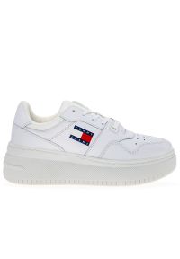 Buty damskie Tommy Jeans TJW Retro Basket Flatform Ess EN0EN02506-YBS - białe. Okazja: na co dzień. Zapięcie: sznurówki. Kolor: biały. Materiał: guma, skóra. Szerokość cholewki: normalna. Obcas: na platformie. Sport: turystyka piesza #1