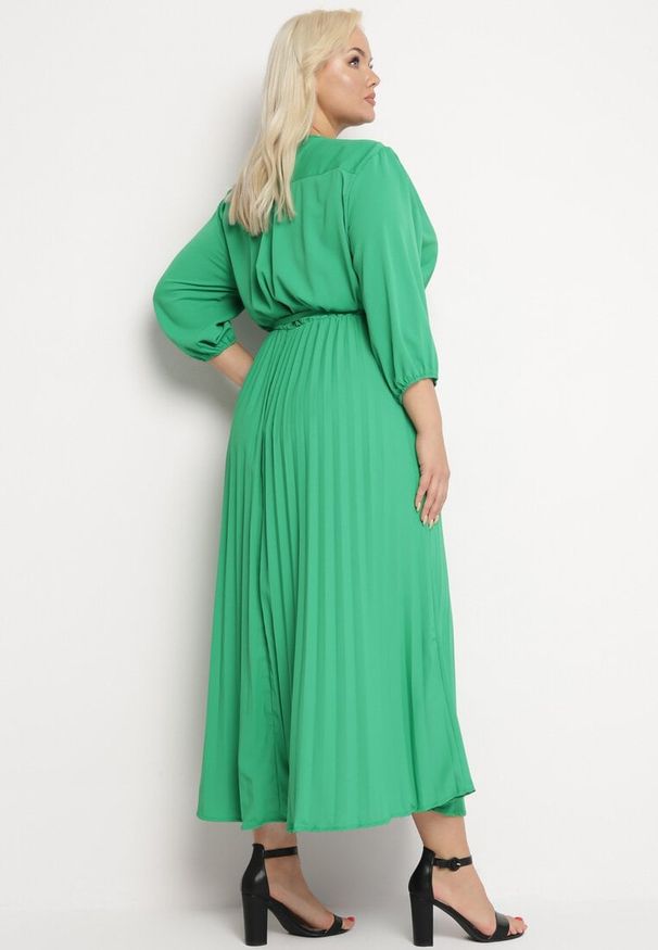 Born2be - Zielona Plisowana Sukienka Maxi z Kopertowym Dekoltem i Wiązaniem w Talii Lariah. Kolekcja: plus size. Kolor: zielony. Materiał: materiał. Typ sukienki: kopertowe. Długość: maxi