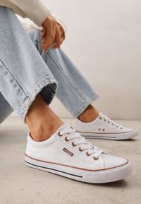 Born2be - Biało-Brązowe Klasyczne Trampki do Kostki z Lamówką przy Podeszwie Kasiope. Okazja: na co dzień. Kolor: biały. Materiał: jeans. Styl: klasyczny #8