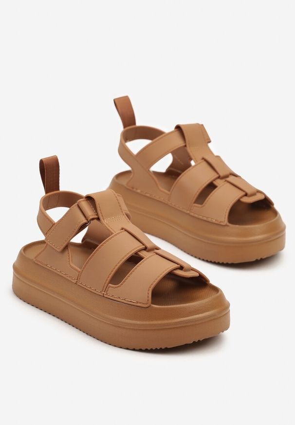 Born2be - Brązowe Sandały Gladiatorki Zapinane na Rzep Falarosea. Okazja: na co dzień. Zapięcie: rzepy. Kolor: brązowy. Sezon: lato. Styl: elegancki, casual