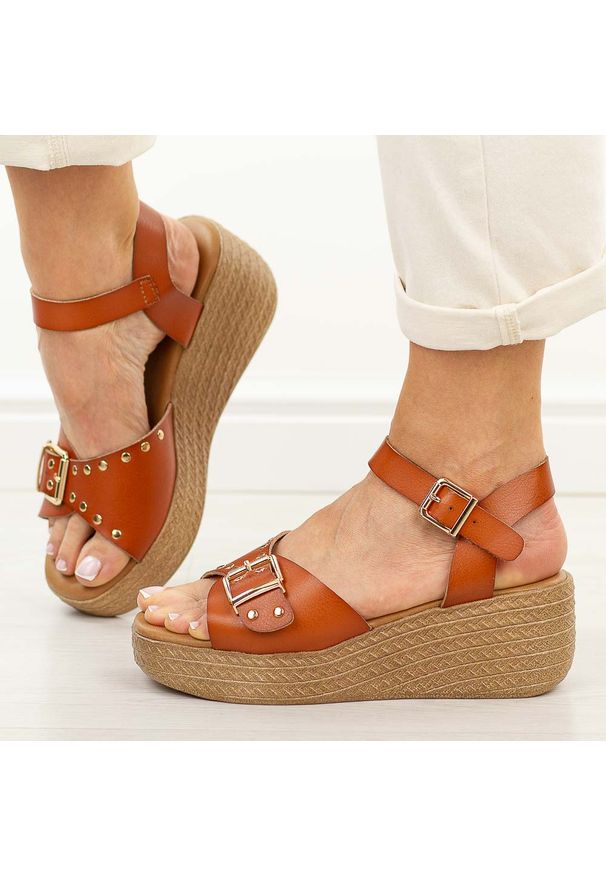 Brązowe sandały damskie na koturnie Sergio Leone Sk067H. Okazja: na co dzień. Zapięcie: sprzączka. Kolor: brązowy. Materiał: skóra. Sezon: wiosna, lato. Obcas: na koturnie. Styl: casual, klasyczny, elegancki