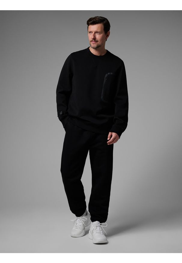 4f - 4F Spodnie dresowe joggery męskie 4F x Robert Lewandowski - czarne XL. Kolor: czarny. Materiał: dresówka. Wzór: nadruk