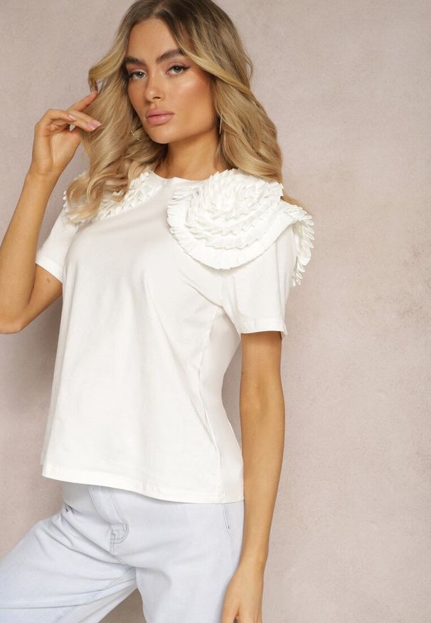 Renee - Biały T-shirt z Bawełny Wykończony Ozdobnymi Elementami Kililena. Okazja: na co dzień, na spotkanie biznesowe, do pracy. Kolor: biały. Materiał: bawełna. Wzór: aplikacja. Styl: biznesowy, klasyczny, elegancki, casual
