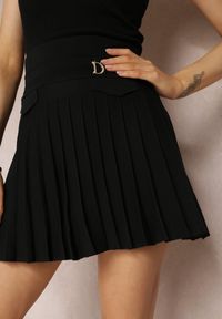 Renee - Czarna Krótka Spódnica Ozdobiona Plisowanymi Zakładkami Medusnia. Kolor: czarny. Długość: krótkie. Wzór: aplikacja #5