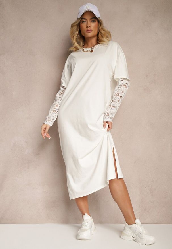 Renee - Jasnobeżowa Sukienka z Bawełny o Kroju Typu T-shirt z Koronką i Rozcięciami Tanisla. Okazja: na co dzień. Kolor: beżowy. Materiał: bawełna, koronka. Wzór: koronka. Typ sukienki: sportowe, proste. Styl: sportowy, casual, elegancki