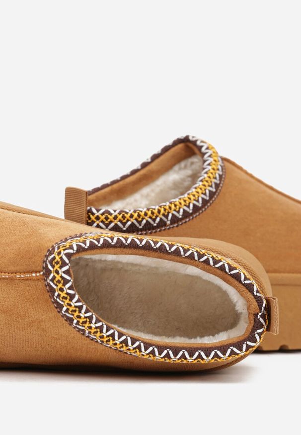 Born2be - Brązowe Niskie Śniegowce z Imitacji Zamszu na Platformie z Ozdobnym Haftem Ftarvia. Okazja: na co dzień. Nosek buta: okrągły. Kolor: brązowy. Wzór: haft. Materiał: zamsz. Sezon: zima. Obcas: na platformie. Styl: casual, elegancki. Wysokość obcasa: niski