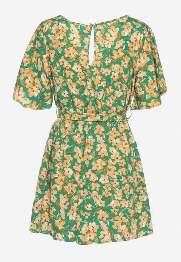 Born2be - Zielono-Żółty Kombinezon z Gumką w Pasie w Kwiatowy Wzór z Materiałowym Paskiem Illwina. Kolor: zielony. Materiał: materiał. Długość rękawa: krótki rękaw. Długość: krótkie. Wzór: kwiaty. Styl: elegancki