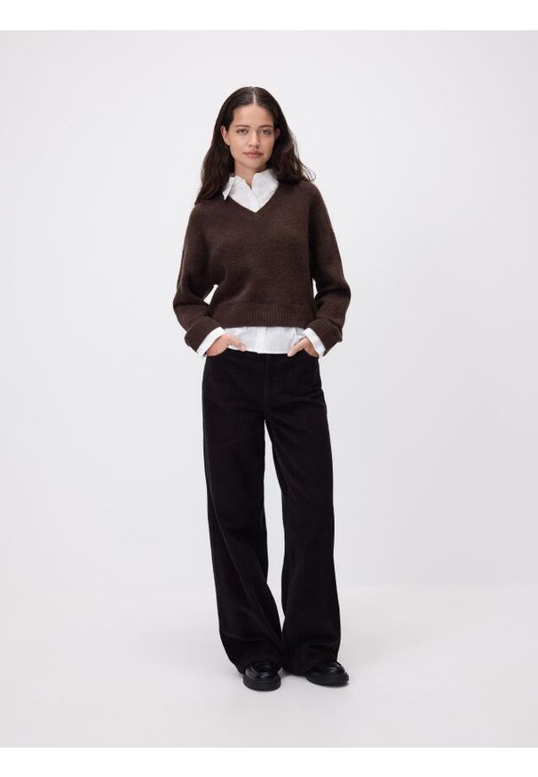Reserved - Sweter z koszulową wstawką - ciemnobrązowy. Kolor: brązowy. Materiał: wełna, dzianina