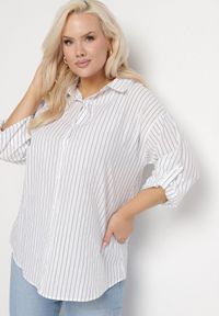 Born2be - Biała Koszula w Drobne Paseczki o Klasycznym Kroju z Podpinanymi Rękawami Ilerra. Okazja: na co dzień. Kolekcja: plus size. Kolor: biały. Materiał: bawełna, jeans, materiał. Długość rękawa: długi rękaw. Długość: długie. Wzór: aplikacja. Styl: klasyczny #6