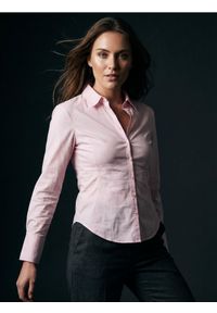 Sinsay - Koszula slim fit z popeliny - różowy. Typ kołnierza: kołnierzyk klasyczny. Kolor: różowy. Długość rękawa: długi rękaw. Długość: długie. Styl: klasyczny #1