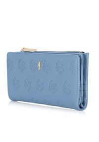Ochnik - Błękitny portfel damski z tłoczeniem. Kolor: niebieski. Materiał: skóra. Wzór: kwiaty #3