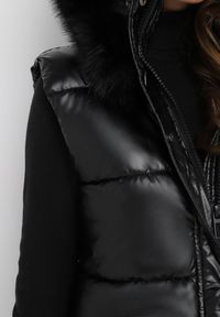 Born2be - Czarna Kamizelka Pikowana z Kapturem i Futerkiem Adamisia. Typ kołnierza: kaptur. Kolor: czarny. Materiał: futro. Wzór: aplikacja #2