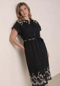 Born2be - Czarna Rozkloszowana Sukienka Koszulowa z Wiskozy z Haftem i Wiązanym Paskiem Adellis. Okazja: na co dzień. Kolekcja: plus size. Kolor: czarny. Materiał: wiskoza. Wzór: haft. Sezon: lato. Typ sukienki: koszulowe. Styl: boho, casual #8