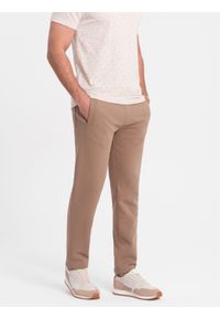 Ombre Clothing - Męskie spodnie dresowe z nogawką bez ściągacza - brązowe V2. Kolor: brązowy. Materiał: dresówka. Wzór: aplikacja. Styl: klasyczny, sportowy #9