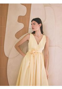 Reserved - Sukienka midi z ozdobnym paskiem - jasnożółty. Kolor: żółty. Materiał: tkanina. Wzór: gładki. Długość: midi #1