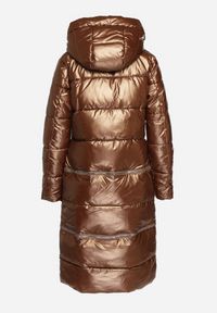 Born2be - Brązowa Kurtka z Kapturem i Szerokim Pikowaniem o Regulowanej Długości Ansanna. Okazja: na co dzień. Typ kołnierza: kaptur. Kolor: brązowy. Materiał: jeans. Styl: casual #6