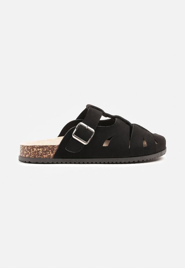 Renee - Czarne Klapki w Stylu Chodaków Zdobione Wycięciami Wisae. Okazja: na co dzień. Kolor: czarny. Materiał: jeans. Wzór: aplikacja. Sezon: lato. Obcas: na obcasie. Styl: elegancki, casual. Wysokość obcasa: niski
