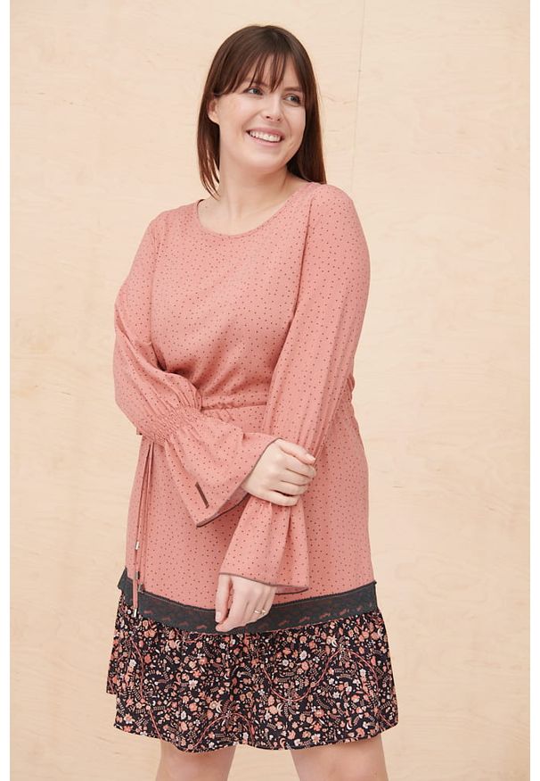 blue shadow - Sukienka Szilla Plus Size Maczek Br. Róż. Typ kołnierza: dekolt w łódkę. Kolekcja: plus size. Kolor: różowy. Materiał: koronka, wiskoza, tkanina. Wzór: kropki, aplikacja, koronka. Typ sukienki: dla puszystych