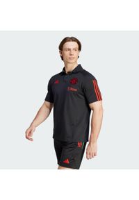 Adidas - Koszulka polo Manchester United Tiro 23. Typ kołnierza: polo. Kolor: czarny. Materiał: materiał